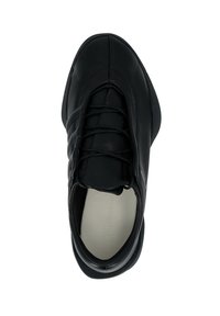 Sneaker in pelle nera con punta arrotondata, design con lacci e superficie texturizzata. Presenta un branding discreto e una soletta imbottita.