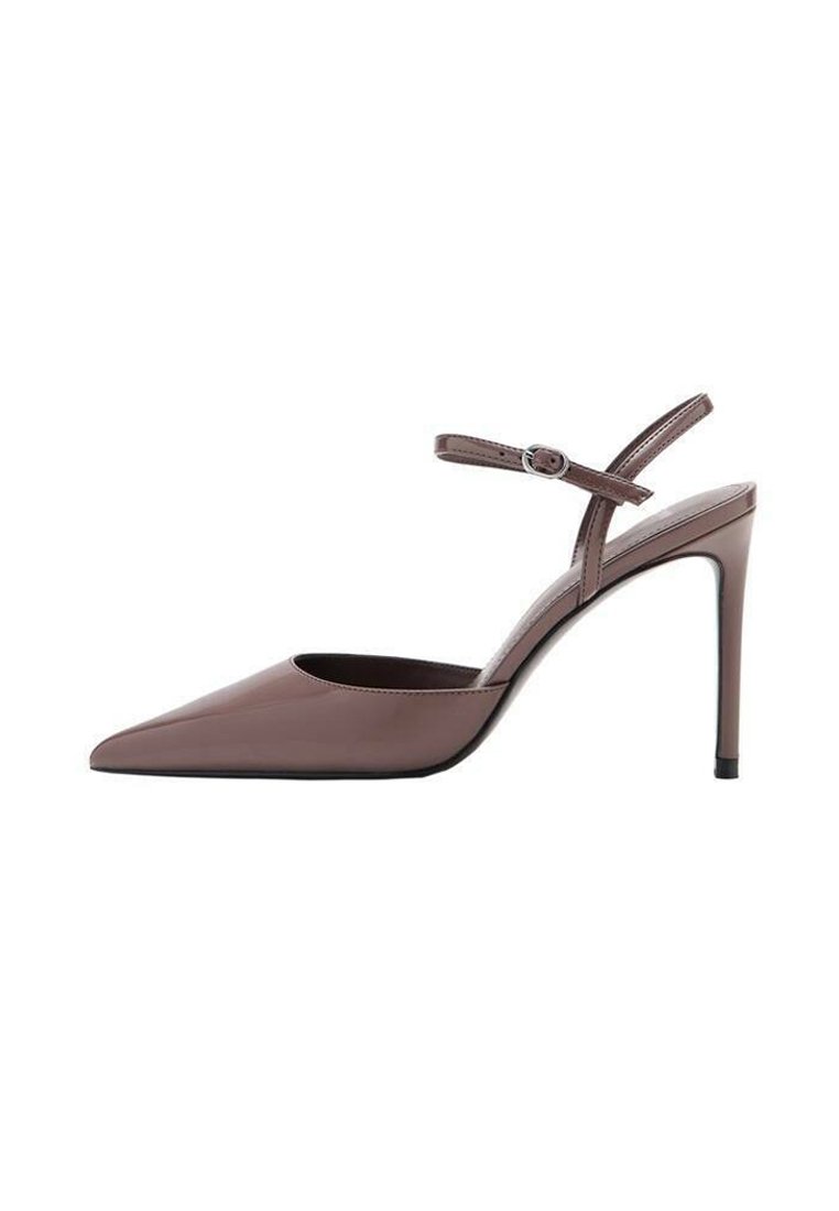 Tacchi slingback in pelle verniciata marrone con punta affilata, cinghia sottile alla caviglia e tacco a spillo alto. Texture liscia e lucida.
