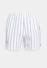 Shorts blancs avec des rayures verticales bleues marine, taille élastique et accents rouges brodés sur le côté. Tissu lisse avec une coupe décontractée.