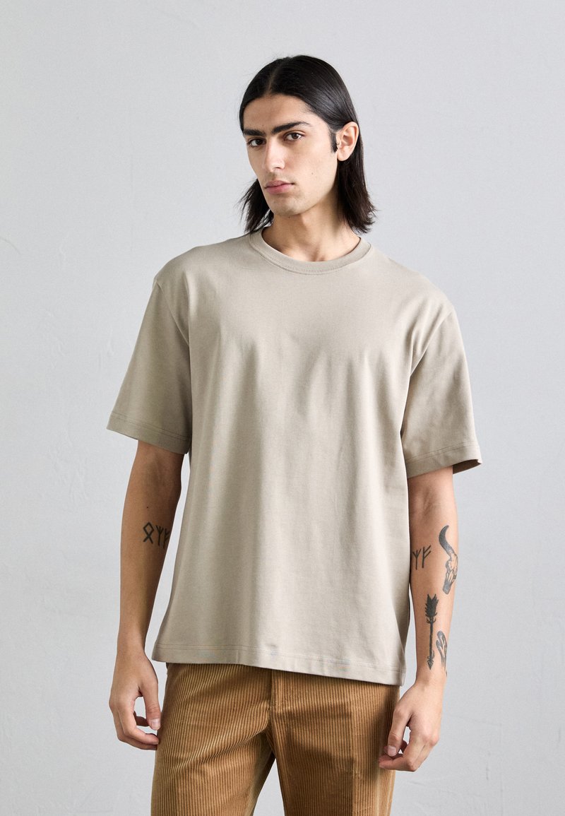 Filippa K HEAVY CREW NECK TEE - Pamata T-krekls - moss grey