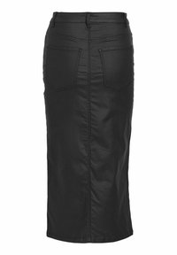 Jupe midi en denim noir avec une silhouette cintrée, design à cinq poches et détails de coutures visibles. Texture lisse avec une légère brillance.