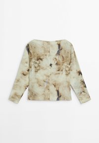 Haut à manches longues en beige clair avec un motif tie-dye marron, présentant un col large et une coupe droite, avec une texture lisse.