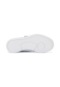 Biały bieżnik buta sportowego z wzorem w romby, z okrągłym logo i gładkimi krawędziami. Wykonany z gumy o subtelnej teksturze.