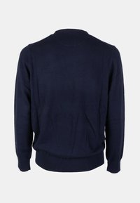 Maglione in maglia blu navy, con collo rotondo, maniche lunghe e una vita aderente. Texture liscia senza motivi o accenti visibili.