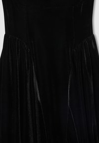 Czarna aksamitna sukienka z dopasowanym gorsetem i bocznymi fałdami, gładką teksturą oraz zwiewną spódnicą. Minimalistyczny design bez widocznych akcentów.