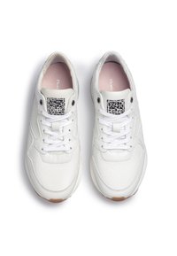 Baskets blanches en cuir texturé avec une semelle lisse. Elles disposent de lacets blancs et d'une étiquette à motif noir et blanc sur la languette.