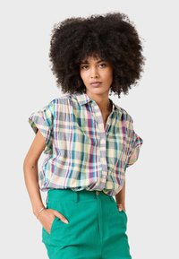 Short-sleeve plaid shirt in multicolor cotton, featuring a button-down front and a relaxed fit, paired with green high-waisted trousers.