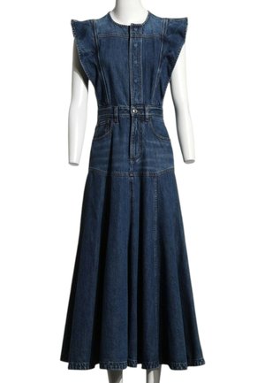 Vestido vaquero sin mangas de azul oscuro con hombros estructurados, cierre de botones en la parte delantera, cintura ceñida y falda larga acampanada en maniquí blanco.