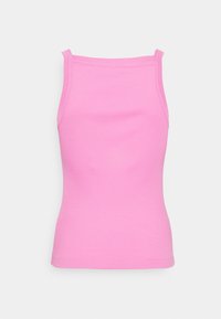 Rosa ribbad linne med smala axelband, åtsittande design och en slät textur. Kantlinjen är jämn i botten utan utsmyckningar.