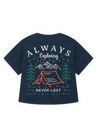T-shirt à manches courtes bleu marine avec un graphisme de camping montrant des montagnes, une tente, des arbres et le texte "TOUJOURS Explorer JAMAIS PERDU" en couleurs vives.