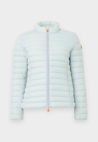 Lichtblauwe gewatteerde jas met hoge kraag, ritssluiting aan de voorkant, lange mouwen en een kleine oranje ritssluiting en logo op de mouwen.