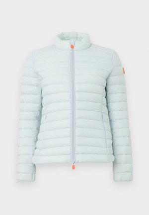 Casaco acolchoado azul-claro com gola alta, fecho éclair frontal, mangas longas e pequeno puxador laranja no fecho e logótipo na manga.