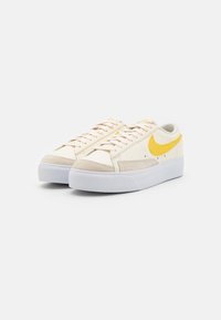 Nike Sportswear BLAZER PLATFORM - Tenisice - pale ivory/saturn gold/white