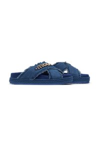 Infradito in denim blu con bordi sfilacciati, fasce incrociate e suola in gomma testurizzata. Presentano un accento con logo sulla fascia.
