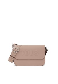 Borsa a tracolla rosa chiaro con superficie texture, dotata di logo "TOUS" in rilievo e tracolla regolabile con dettagli del logo.