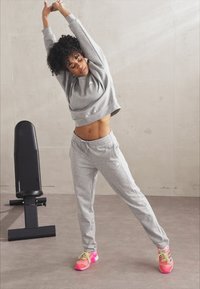 adidas Sportswear ESSENTIALS SMALL LOGO FEEL COZY OPEN HEM PANT - Calças de fato de treino - medium grey heather