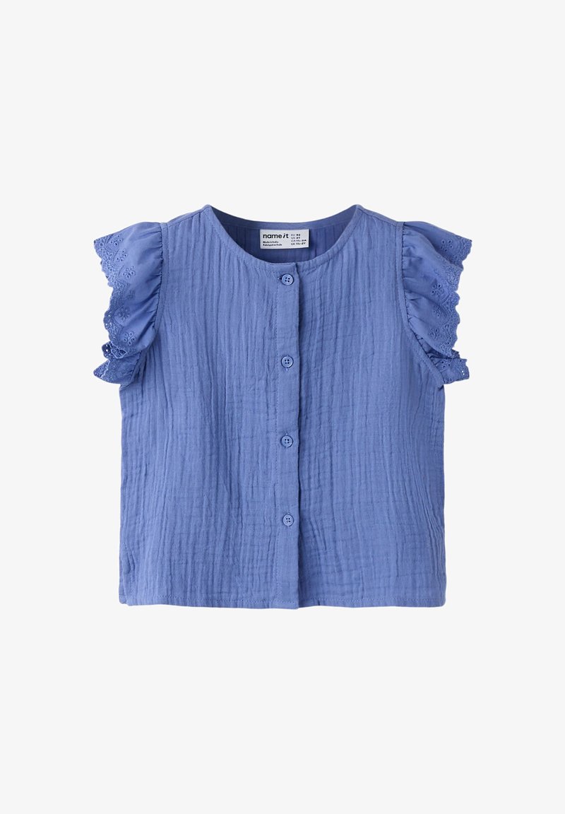 Blouse sans manches bleu clair pour tout-petit avec tissu texturé, boutonnage devant et manches en dentelle à volants.