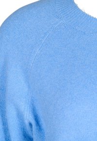 Hellblauer Strickpullover mit Rundhalsausschnitt und strukturiertem Stoff. Eine Nahaufnahme zeigt die glatte Naht und das weiche Gewebe.