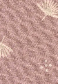 Hellrosa gestrickter Stoff mit weißen botanischen Mustern, darunter Palmblätter und kleine Punkte. Weiche Textur, gleichmäßige Webart.