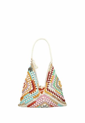 Hæklet farverig håndtaske med geometriske mønstre, et hvidt omviklet håndtag og en lille elefantvedhæng, der hænger på siden.