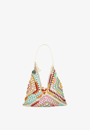 Gehäkelte farbige Handtasche mit geometrischen Mustern, einem weißen umwickelten Henkel und einem kleinen Elefantencharme, der an der Seite hängt.