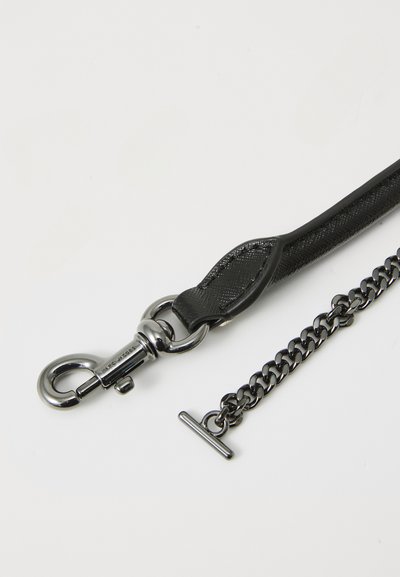 Cinghia in pelle nera con clip metallica e dettagli a catena, caratterizzata da una superficie liscia e un design elegante con chiusura a toggles.