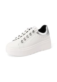 Sneaker platform bianco con tallone metallico argento, grandi occhielli rotondi argentati, lacci bianchi e branding "Queen Helena" sul lato.