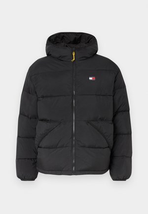 Casaco puffer isolado preto com capuz, apresenta fecho com zíper, dois bolsos laterais e um pequeno logotipo no peito. Acento em zíper amarelo.