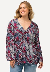 Musterbluse mit V-Ausschnitt, langen Puffärmeln und elastischem Bund. Die Farben umfassen rote, blaue und weiße Blumenmuster auf dunklem Hintergrund.