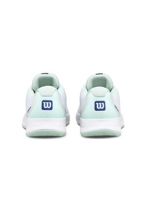 Par de zapatillas deportivas blancas y verde claro con logotipos azules "W" visibles en la zona del talón trasero, vistas desde atrás sobre un fondo blanco.