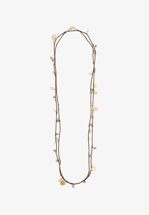 Collier à plusieurs brins marron avec des charms en ton doré, des accents turquoise et de petites perles métalliques. Comprend des détails en forme de feuille et de coquillage.