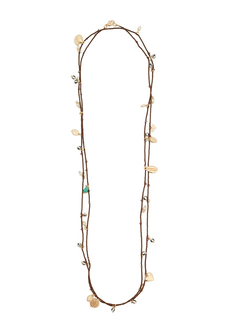 Collana multi filamento marrone con charm color oro, accenti turchesi e piccole perline metalliche. Presenta dettagli a forma di foglia e conchiglia.