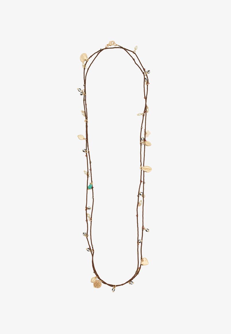 Collar marrón de múltiples hilos con charms de tono dorado, acentos en turquesa y pequeñas cuentas metálicas. Presenta detalles en forma de hoja y concha.