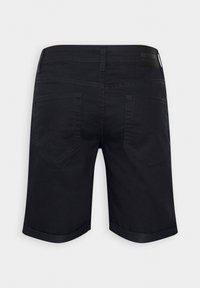 Mustat farkkushortsit suorella leikkauksella, taitetut lahkeet ja kaksi takataskua. Vyötäröllä on logotägi.