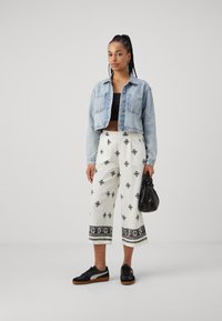 ONLY ONLCARISA CARO CULOTTE  - Auduma bikses - cloud dancer/black