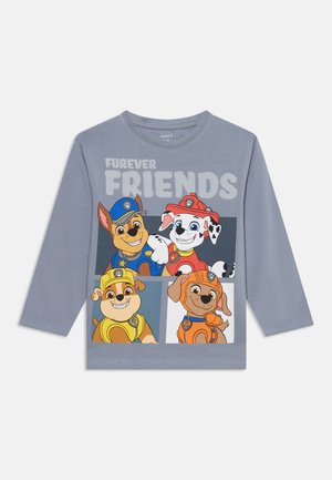 T-shirt gris à manches longues avec quatre chiens dessinés portant des uniformes de secours et le texte "Forever Friends" au-dessus d'eux.