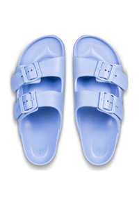 Lichtblauwe synthetische slip-on sandalen met twee verstelbare banden, voorzien van vierkante gespen en een gladde textuur. Het contourede voetbedontwerp is zichtbaar.