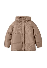 Giubbotto imbottito marrone con cappuccio, caratterizzato da una superficie liscia e lucida, due ampie tasche frontali e chiusura con zip.