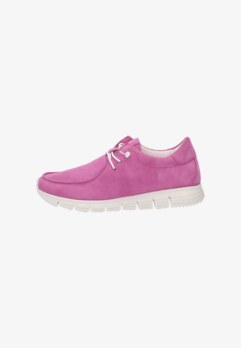 Chaussure décontractée en daim rose avec des lacets blancs et une semelle épaisse en caoutchouc blanc, vue de côté sur fond blanc.