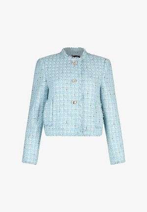 Veste en tweed bleu clair texturée avec bords effilochés, trois boutons décoratifs argentés, manches longues et deux poches avant.