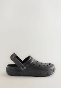 Sabot en caoutchouc noir avec des trous de ventilation, une bride au talon réglable, et le marquage "Baker by Ted Baker" sur le bord de la semelle.