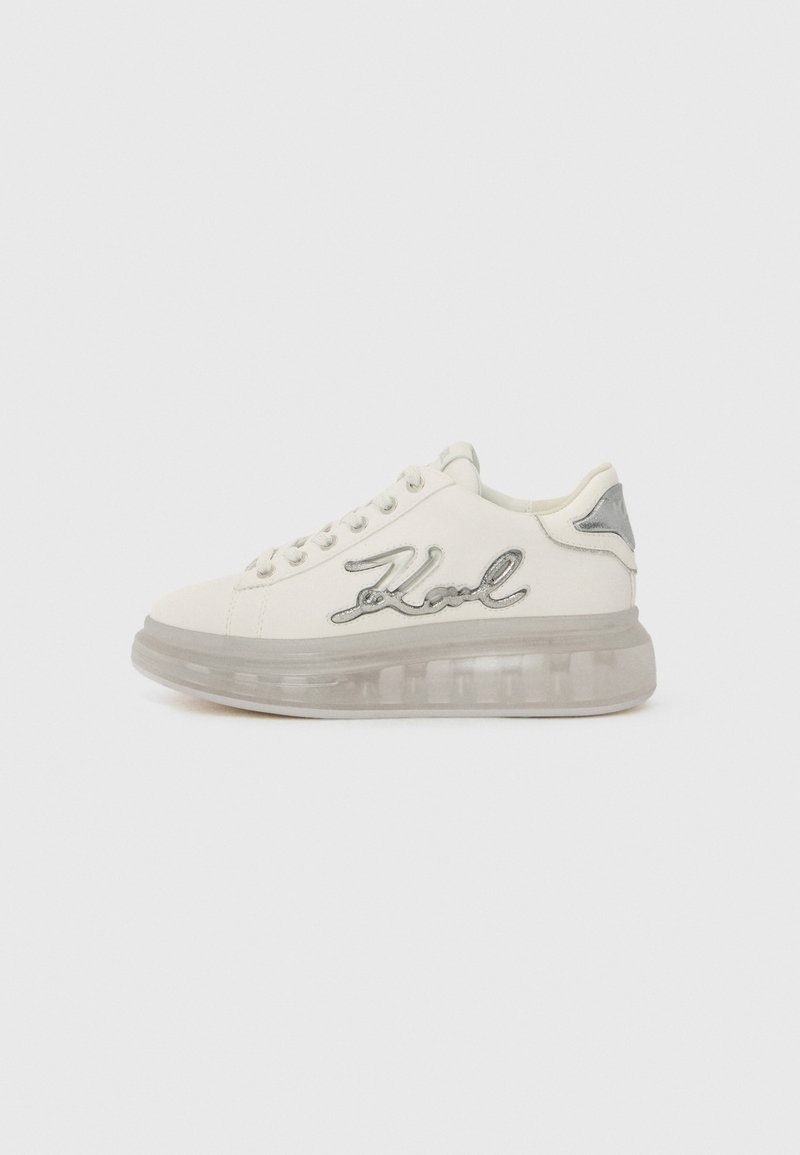 Weiße Sneaker mit einem Obermaterial aus glattem Leder, transparentem, chunky Profil und gesticktem Logo-Detail in Silber. Abgerundete Zehenform und Schnürdesign.
