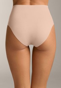 Biancheria intima nude a vita alta senza cuciture, con una texture liscia e aperture delle gambe curve, progettata per comfort e copertura.