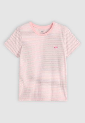 T-shirt rayé rose clair avec des lignes horizontales bleues, col rond, manches courtes et petit logo de marque rouge sur la poitrine.