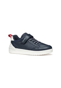 Sneaker in pelle blu con suola bianca, cinturino con chiusura a velcro e dettagli in pizzo. Fianchetti forati per una migliore traspirabilità. Accento rosso sul tallone.