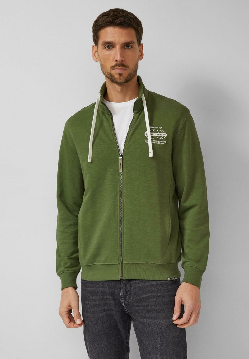 Tume-rohelise värvusega lukuga dressipluus kõrge krae, valgete paelte ja trükitud logoga. Pehme tekstuuriga, soonikotid ja alläär.