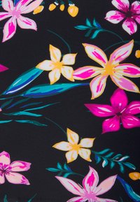 Tecido floral com flores brilhantes em rosa, amarelo e roxo sobre um fundo preto. O design inclui folhas verdes e detalhes texturizados.