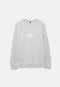 Sweatshirt gris à manches longues, col rond, avec un logo graphique blanc sur la poitrine. Matière douce en mélange de coton.
