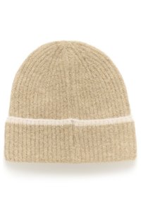 Beanie a maglia beige con una texture a coste, che presenta una striscia color crema vicino alla base. Realizzato in morbido materiale di lana.