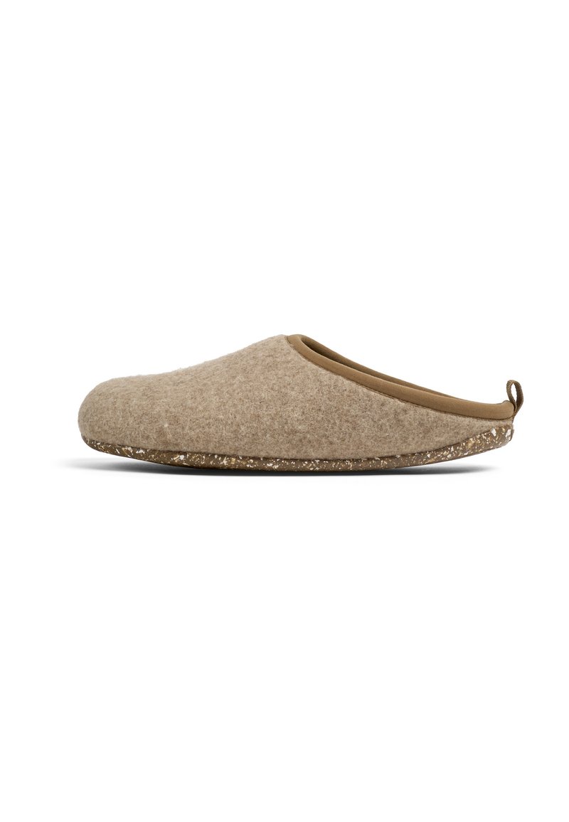 Pantofole in feltro di un beige chiaro con una forma liscia e arrotondata e un bordo in tessuto marrone. Suola testurizzata con una finitura scintillante.